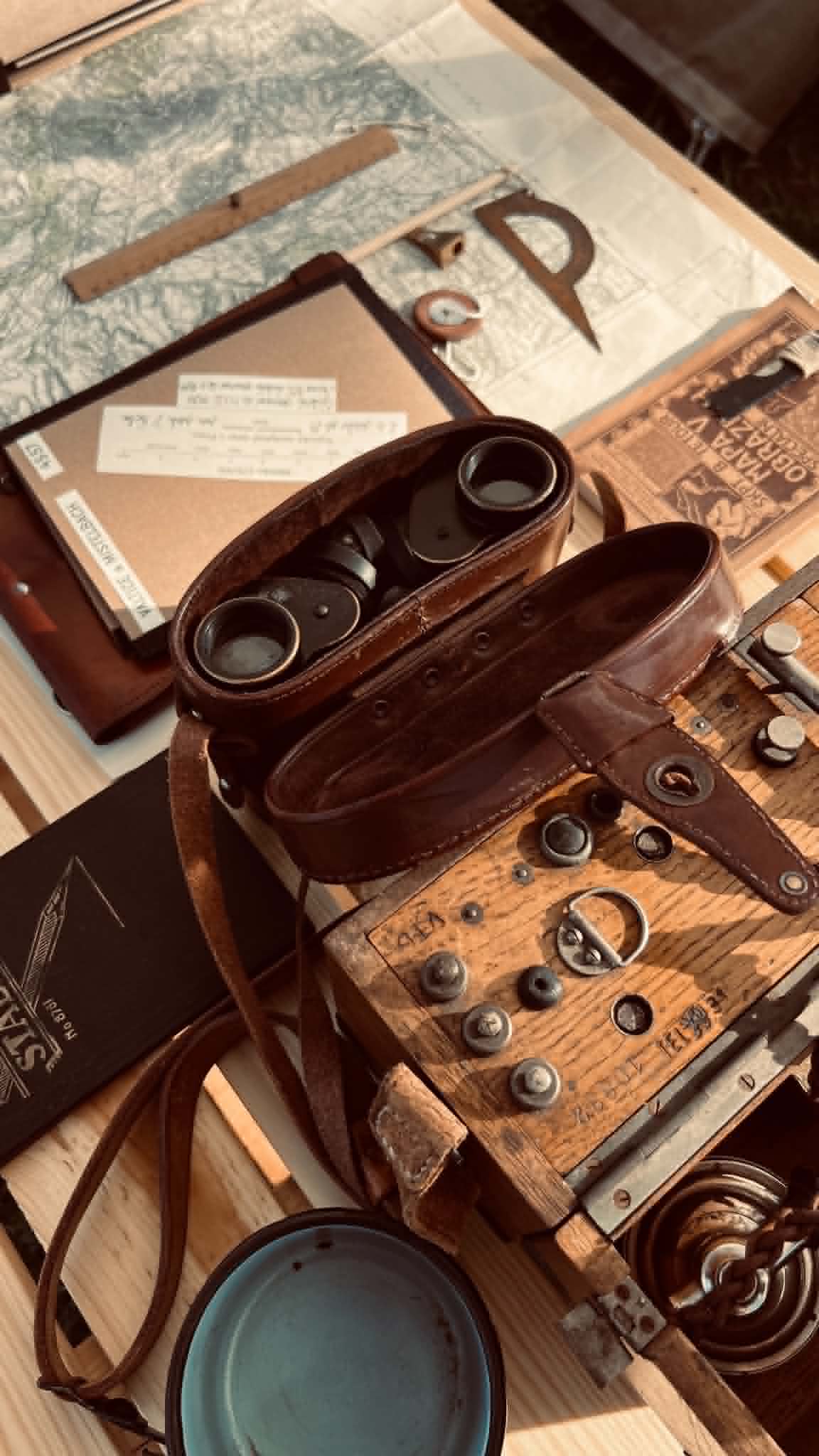 Historická polní telefonní ústředna s příslušenstvím