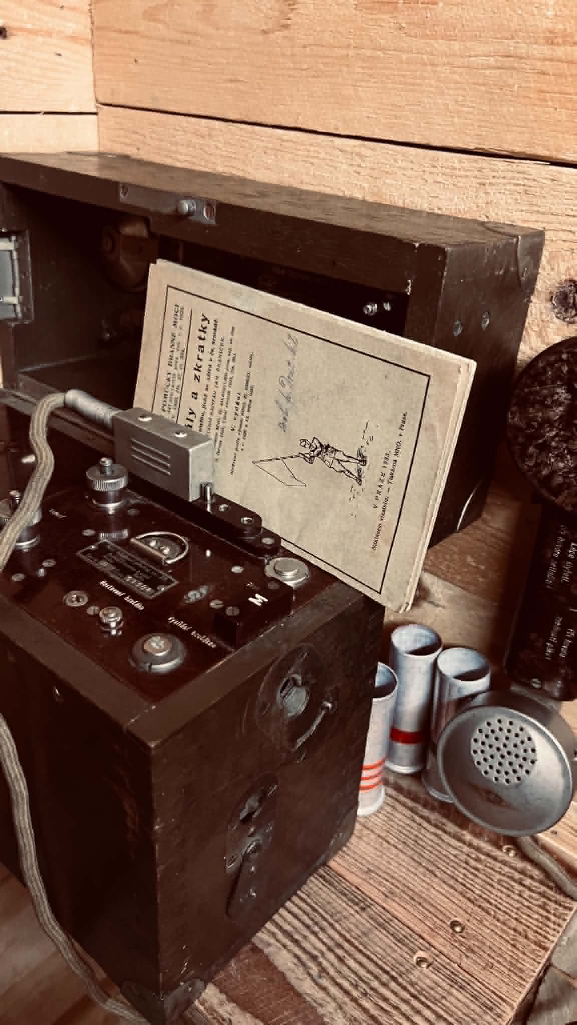 Historická polní radiostanice v dřevěné skříni